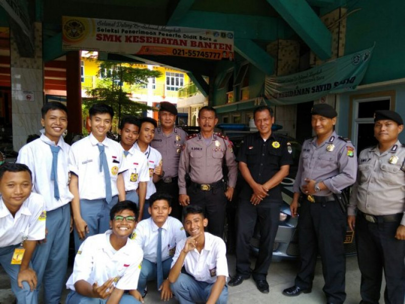 IMG-lakukan-patroli-dialogis-ke-sekolah-anggota-patroli-polsek-cipondoh-larang-bullying
