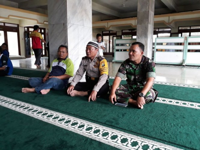 IMG-sholat-zhuhur-berjamaah-dan-lakukan-sambang-dialogis-ke-masjid-an-nur