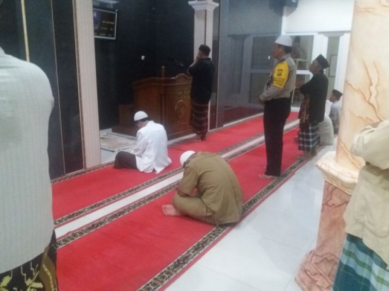 IMG-saat-adzan-berkumandang-aiptu-endah-melaksanakan-sholat-subuh-di-masjid-at-taqwa-sebagai-giat-polsantren