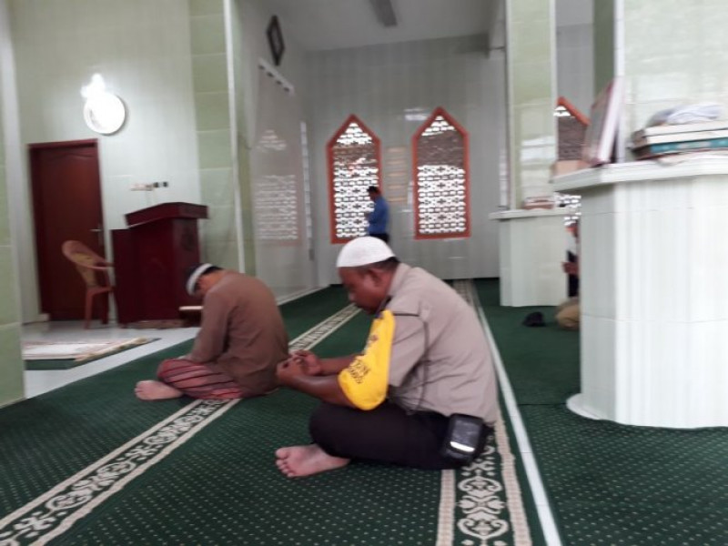 IMG-panggilan-adzan-berkumandang-aiptu-daryono-datangi-masjid-tunaikan-sholat-jamaah