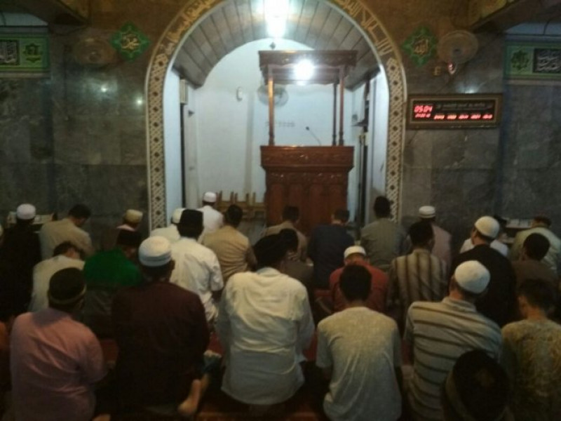 IMG-wakapolsek-batu-ceper-dan-kanit-binmas-polsek-batu-ceper-laksanakan-sholat-subuh-di-dua-masjid-berbeda