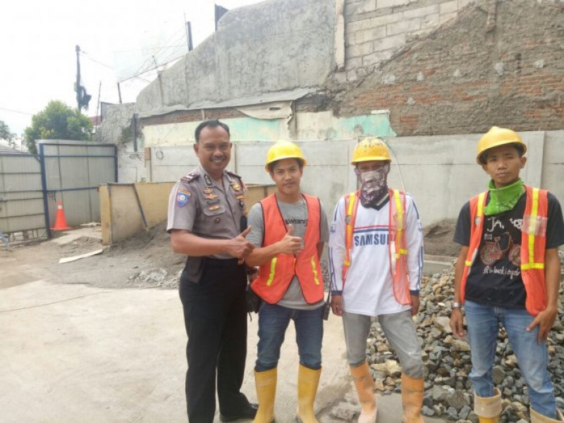 IMG-bhabinkamtibmas-polsek-cipondoh-sambangi-para-pekerja-proyek