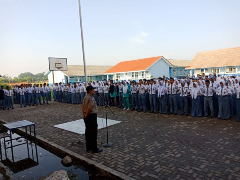 IMG-pembina-upacara-di-smk-10-bhabinkamtibmas-ds-babakan-asem-bripka-suhendra-himbau-jaga-ketertiban-saat-melaksanakan-unbk