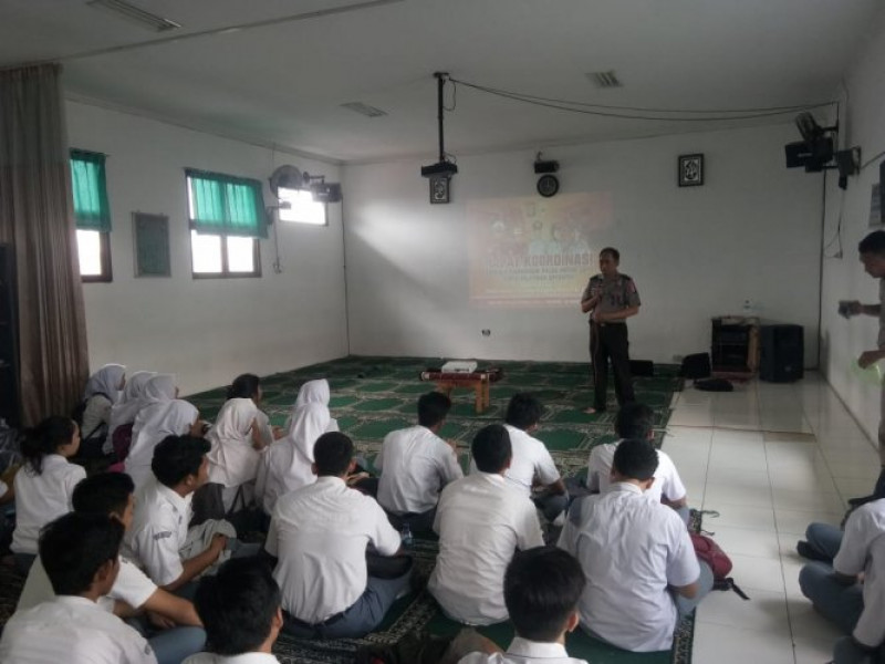 IMG-panit-binmas-polsek-cipondoh-sosialisasikan-penerimaan-anggota-polri