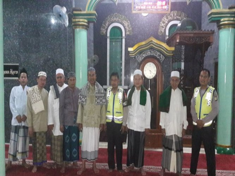 IMG-anggota-personil-polsek-batu-ceper-yang-piket-melaksanakan-sholat-subuh-berjamaah-bersama-warga