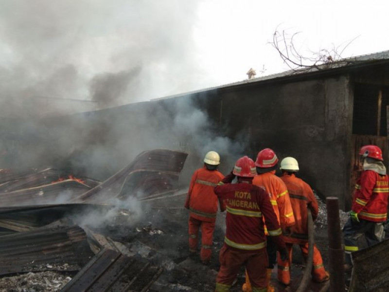 IMG-dua-jam-bpbd-kota-tangerang-berhasil-padamkan-kebakaran-gudang-styrofoam