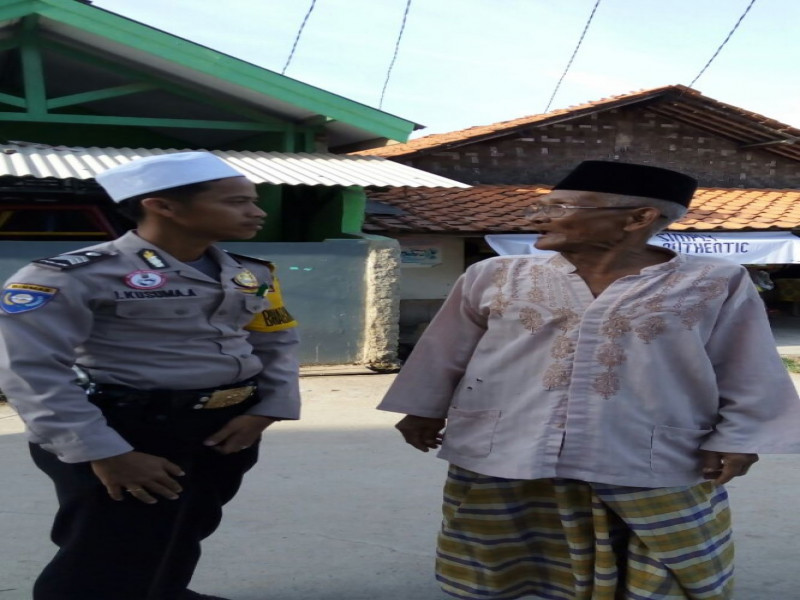 IMG-sambangi-tokoh-agama-brigadir-indra-kusuma-silaturrahmi-dengan-ust-samsuri