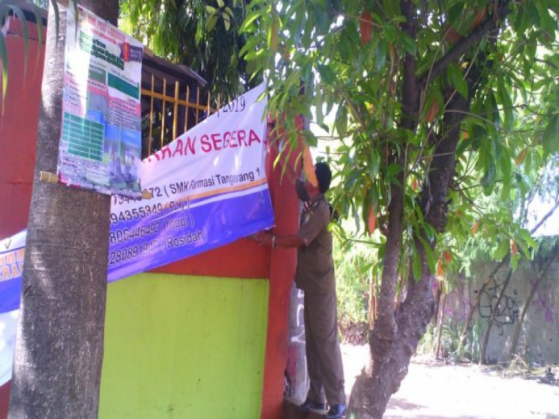 IMG-rusak-estetika-kota-trantib-ciledug-copot-spanduk