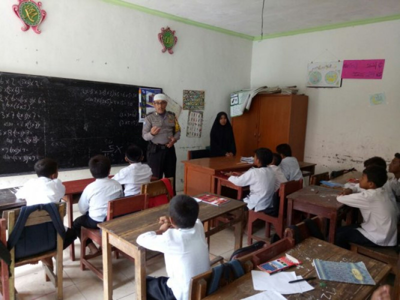 IMG-di-mi-wardatul-jannah-bhabinkamtibmas-salembaran-jaya-aiptu-yosef-himbau-siswa-giat-belajar