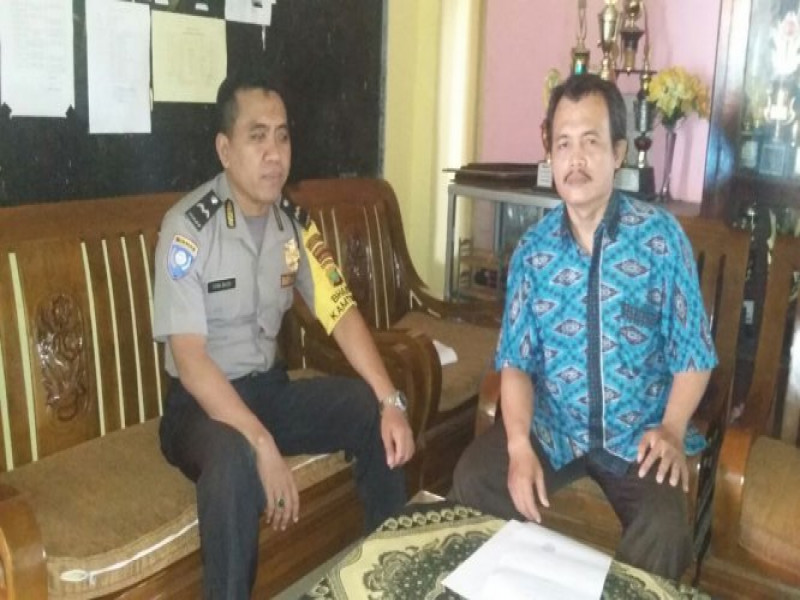 IMG-giat-polkiss-bhabinkamtibmas-kelurahan-kebon-besar-ikut-mengawasi-unbk-sekolah-smk-al-ayaniah