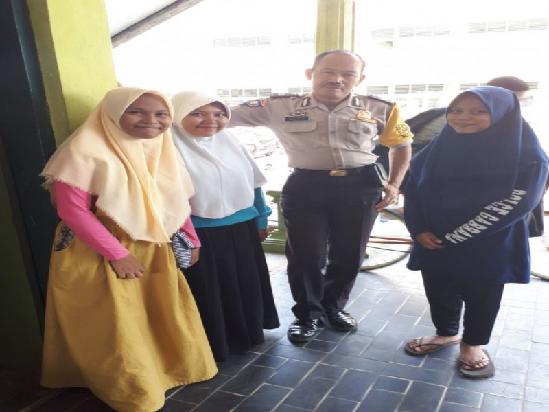 IMG-kegiatan-polisi-keliling-sekolah-sambang-dialogis-siswa-sekolah-smp-negeri-26