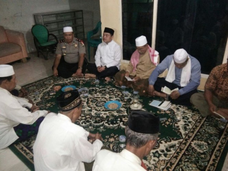 IMG-kapolsek-benda-bersama-babinkamtibmas-polsek-benda-dan-lurah-menghadiri-takziah-warga
