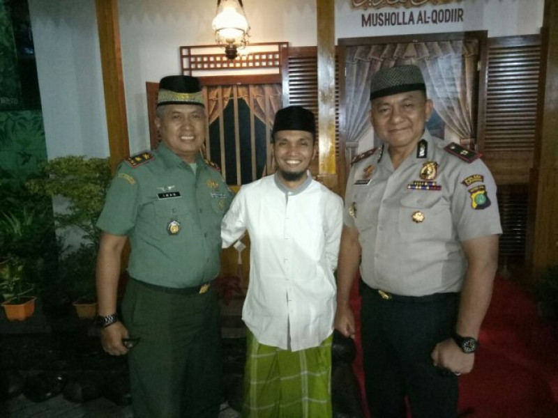 IMG-sinergitas-tni-polri-dengan-menyambangi-tokoh-masyarakat