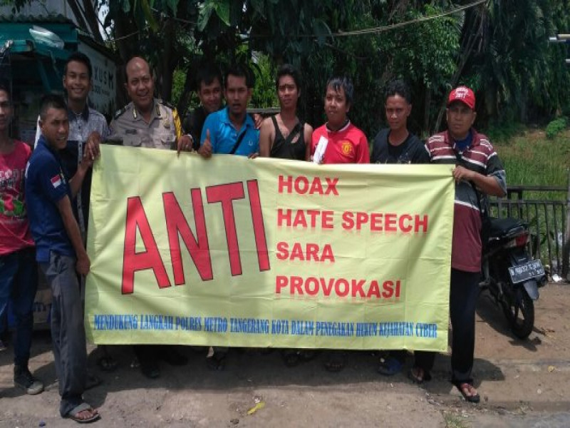 IMG-deklarasi-anti-hoax-bripka-lukman-bersama-pengemudi-angkutan-umum-kampung-melayu