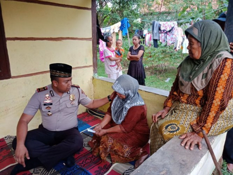 IMG-kunjungan-kapolsek-teluknaga-dirumah-kediaman-sdri-rohamah-korban-percobaan-pembunuhan