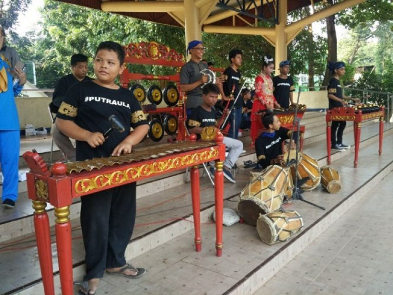 IMG-lincahnya-murid-murid-sdn-karawaci-3-mainkan-gambang-kromong