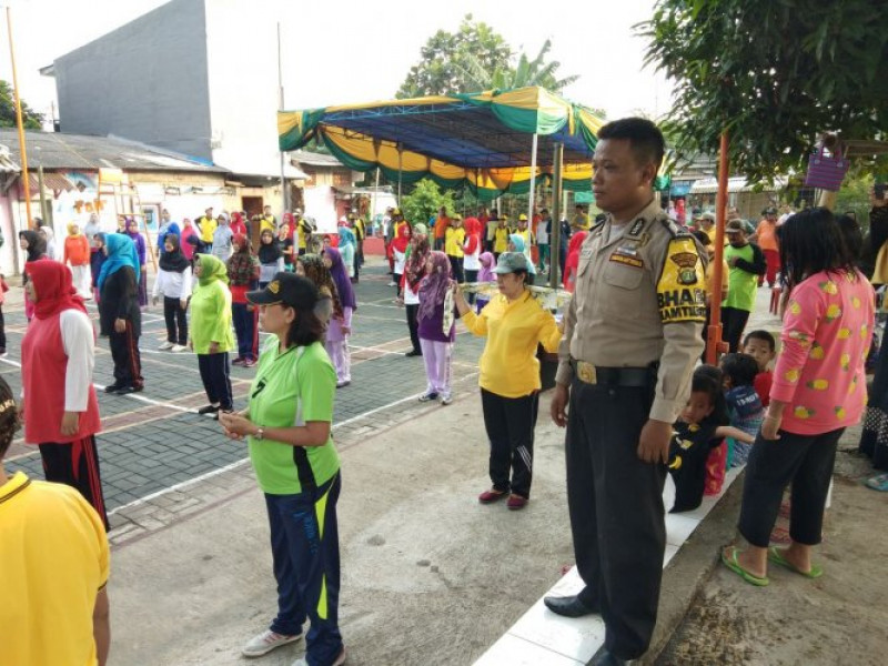IMG-bhabinkamtibmas-polsek-jatiuwung-tinjau-kegiatan-kampung-kita-di-halaman-kantor-keluarahan-cibodasari