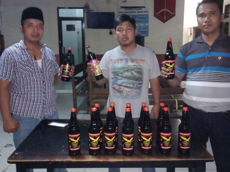 IMG-unit-reskrim-polsek-benda-restro-tangerang-kota-razia-miras-disejumlah-warung-jamu