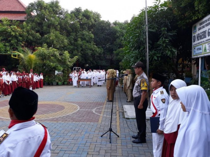 IMG-saat-menjadi-pembina-upacara-bhabinkamtibmas-berpesan-untuk-menaati-peraturan-sekolah