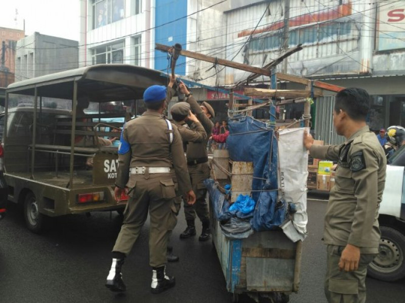 IMG-satpol-pp-kota-tangerang-tertibkan-puluhan-pkl