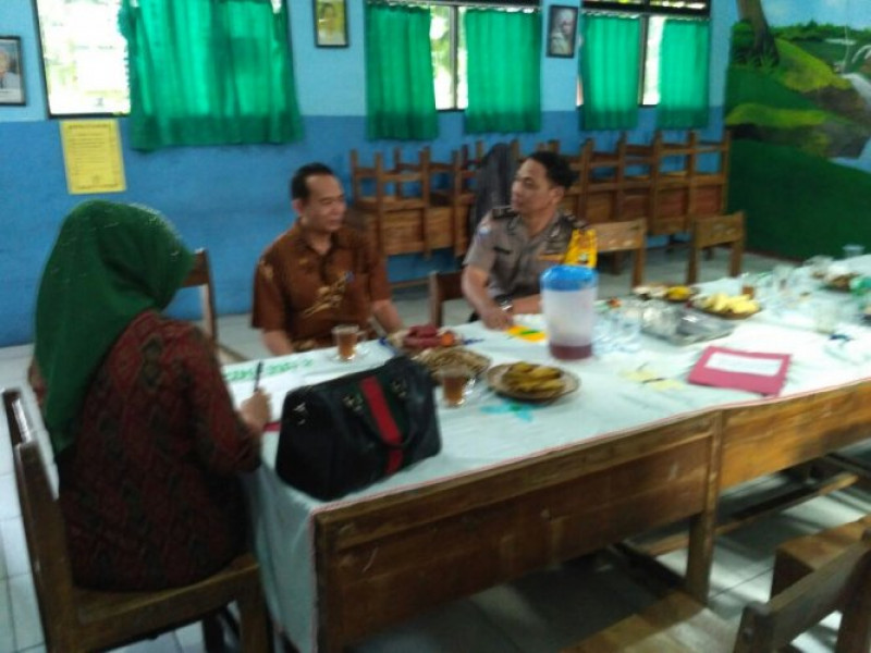 IMG-bhabinkamtibmas-polsek-cipondoh-pantau-usbn-tingkat-sd