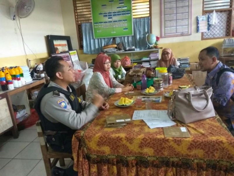 IMG-tingkatkan-komunikasi-diantara-polisi-dan-para-guru-sekolah-di-sdn-poris-gaga