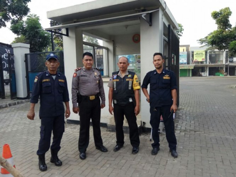IMG-anggota-polsek-cipondoh-berikan-pengamanan-saat-misa