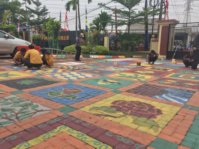 IMG-perindah-lingkungan-aparatur-kecamatan-pinang-ciptakan-ornamen-warna-warni