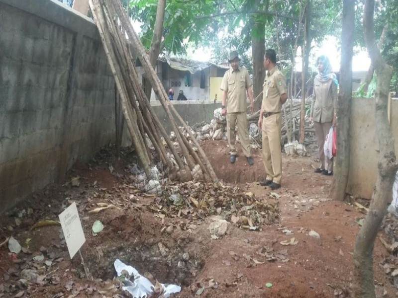 IMG-kurangi-volume-sampah-disbudpar-buat-kompos-di-setiap-taman