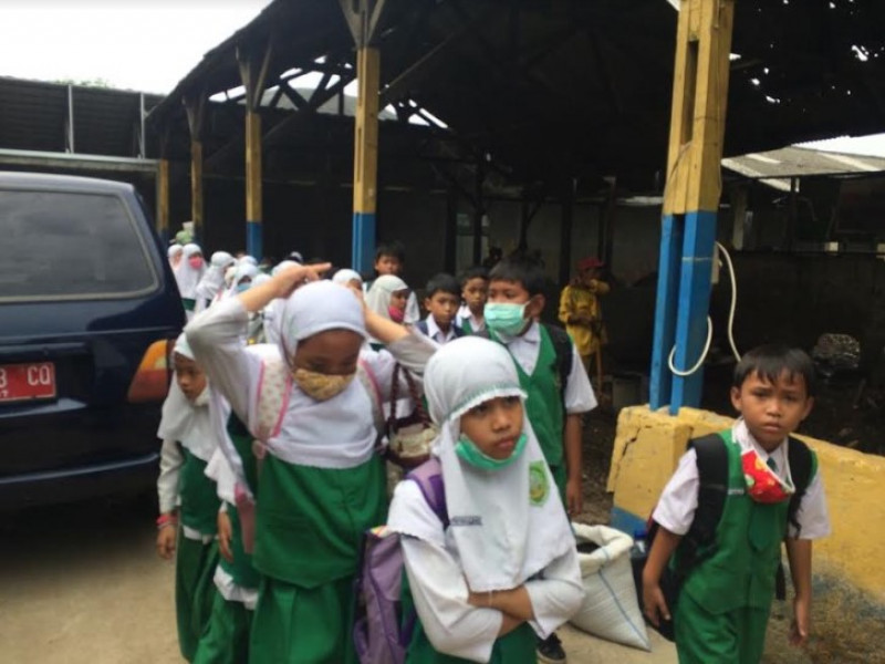 IMG-pelajar-belajar-mengolah-sampah-di-tempat-pembuangan-akhir