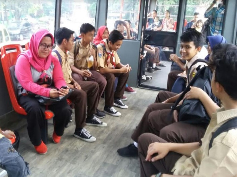IMG-warga-antusias-naik-bus-wisata-keliling-kota