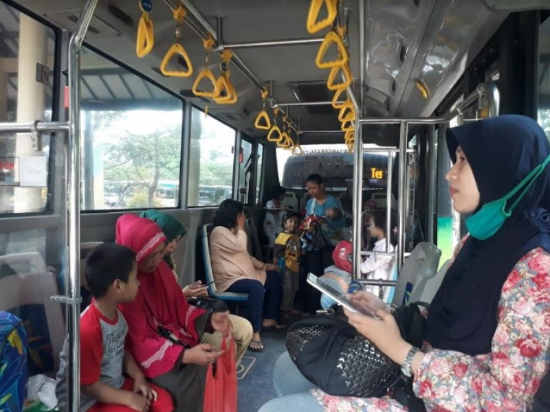 IMG-warga-rasakan-kenyamanan-naik-brt