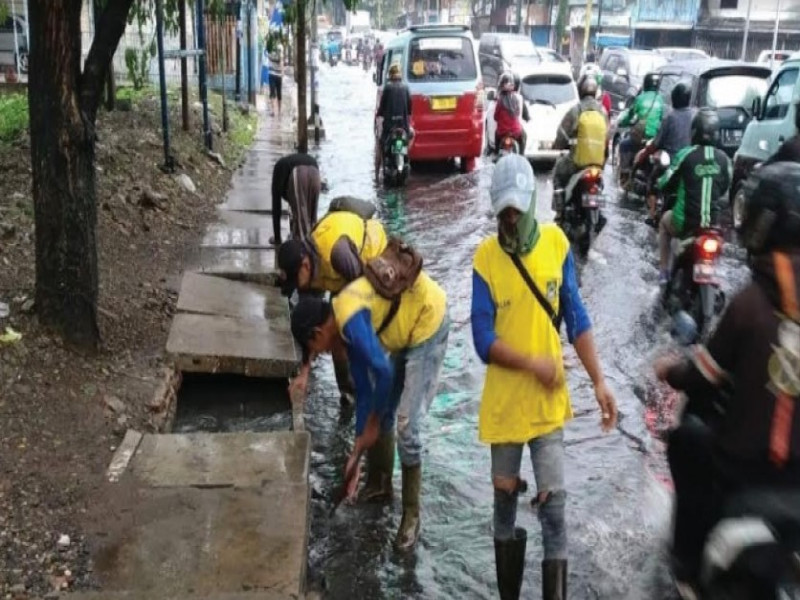 IMG-musim-hujan-saluran-air-dipasangi-kawat-antisipasi-genangan