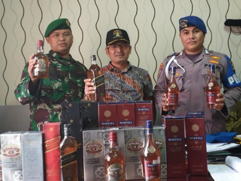 IMG-menjelang-hari-natal-satpol-pp-kota-tangerang-tertibkan-puluhan-botol-miras