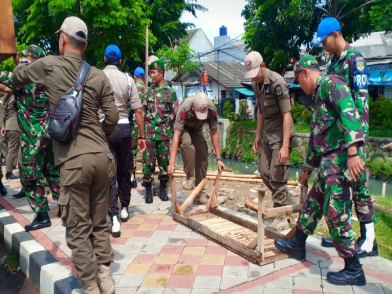 belasan-pkl-cipondoh-ditertibkan-satpolpp-2-gerobak-puluhan-peralatan-Disita