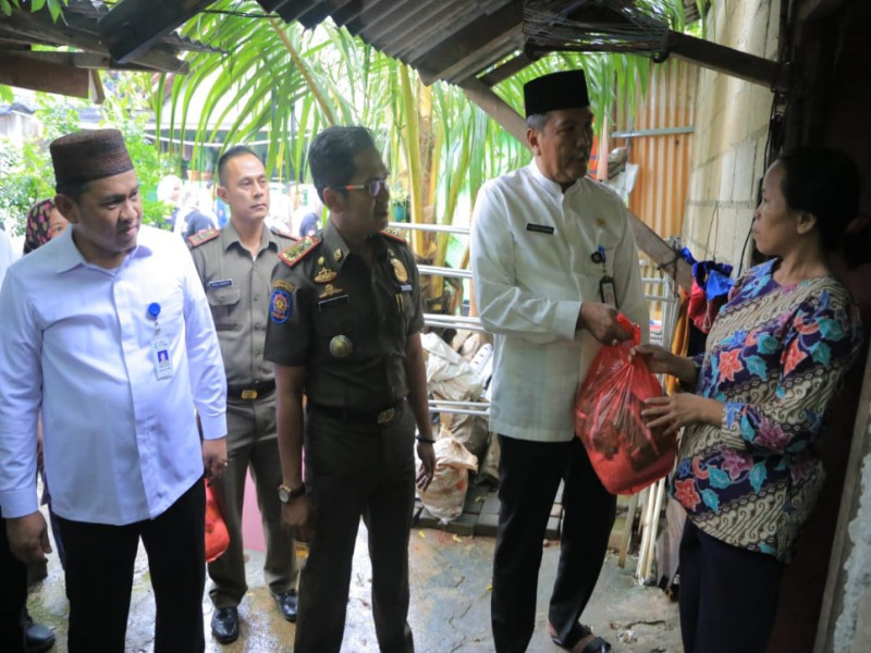 IMG-satpolpp-bekerjasama-dengan-kecamatan-ciledug-bagikan-ratusan-paket-sembako