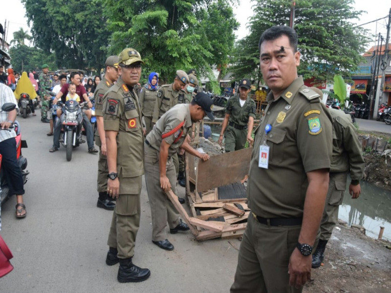 IMG-satpol-pp-tertibkan-pedagang-kali-lima-yang-berjualan-di-atas-trotoar-dan-saluran-air