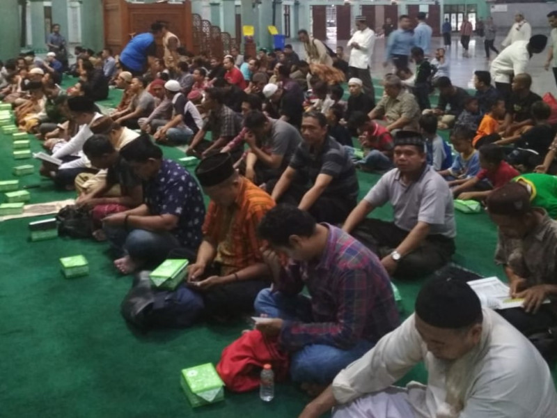 IMG-setiap-hari-dkm-masjid-al-azhom-siapkan-ratusan-takjil