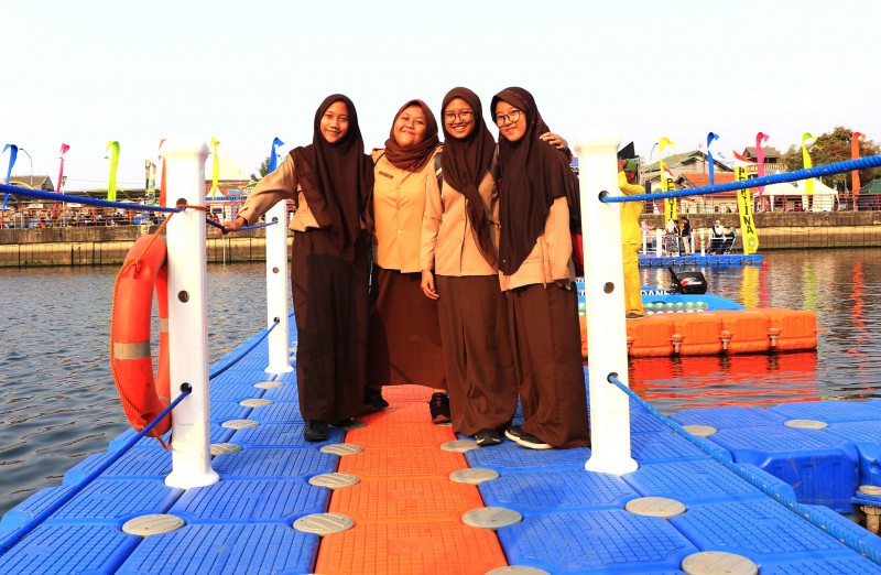 IMG-jembatan-apung-jadi-spot-swafoto-warga-kota-tangerang