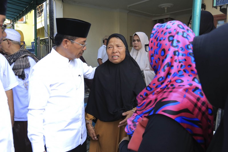 IMG-wakil-walikota-takziyah-ke-rumah-korban-kecelakaan-truk-tanah