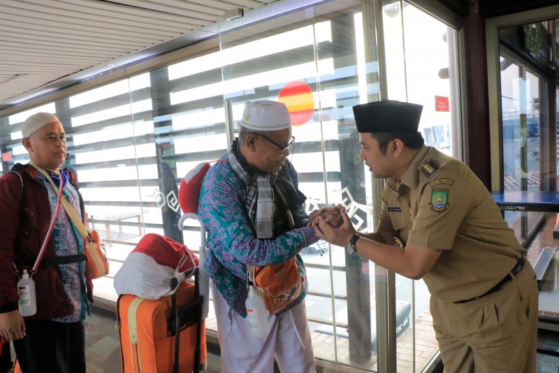 IMG-walikota-sambut-kedatangan-385-jamaah-haji-di-bandara-soeta