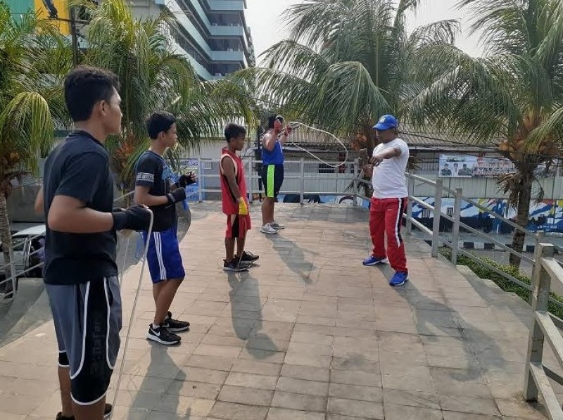 IMG-menikmati-senja-sembari-berolahraga-di-taman-nobar