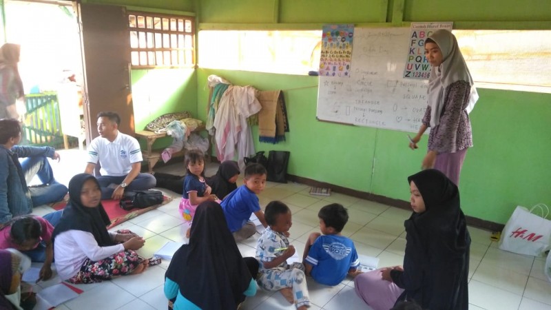 IMG-anak-anak-kampung-cacing-diajarkan-bahasa-inggris