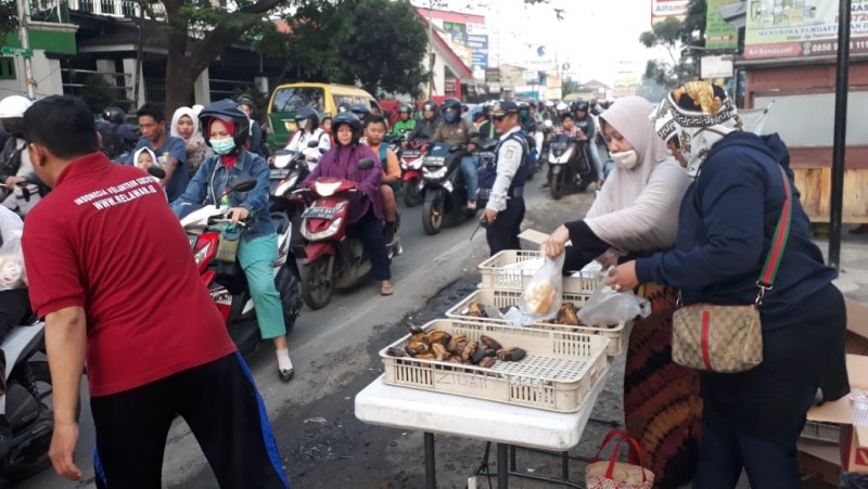 IMG-salut-warga-ciledug-berbagi-sarapan-gratis