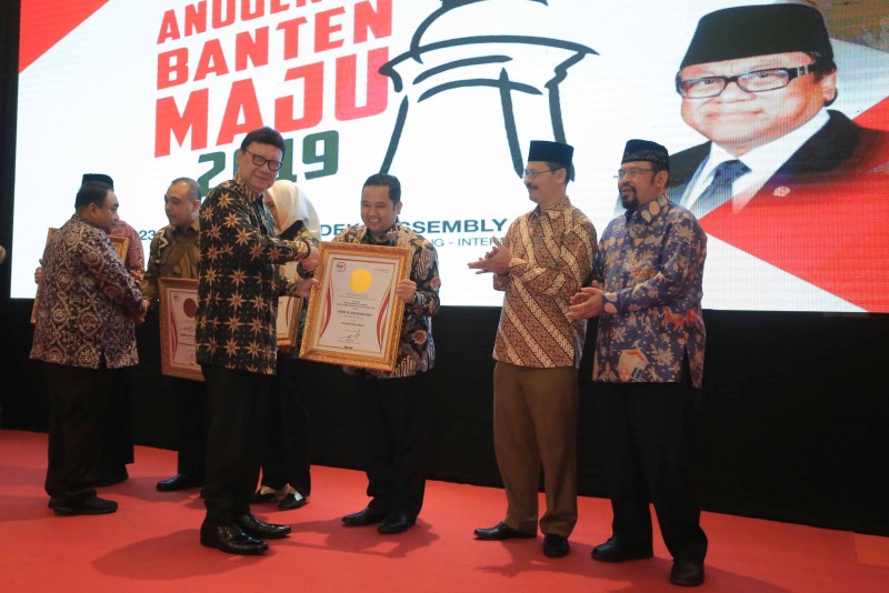 IMG-wali-kota-tangerang-raih-penghargaan-pejabat-millenial