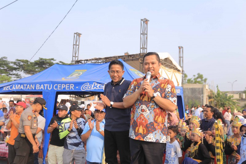 IMG-peringati-hari-pahlawan-wali-kota-lepas-gerak-jalan-santai-di-batuceper