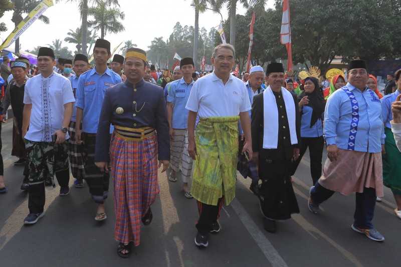 IMG-pawai-sarungan-nusantara-2019-diwarnai-dengan-pakaian-adat-nusantara