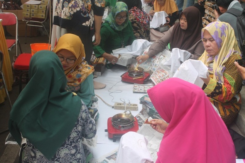 IMG-belajar-membatik-di-festival-budaya-nusantara-iii