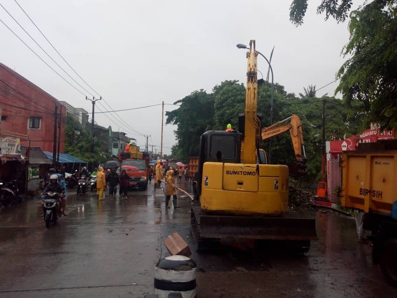 IMG-angkut-eceng-gondok-pemkot-tangerang-kerahkan-alat-berat