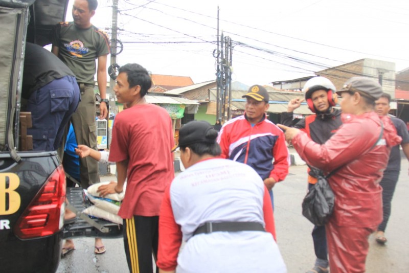 IMG-aparat-kecamatan-distribusikan-bantuan-banjir